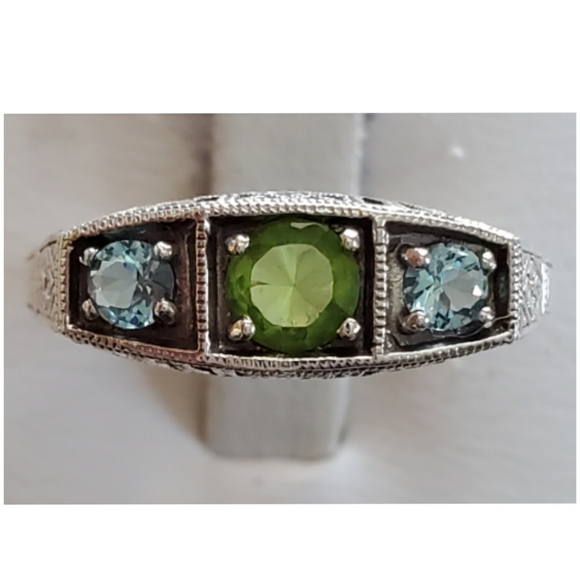 Jewelry - Genuine 1ct Peridot and Aquamarine Ring Size 8